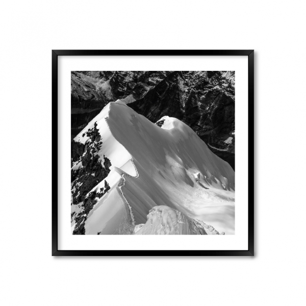 Горы черно белые.